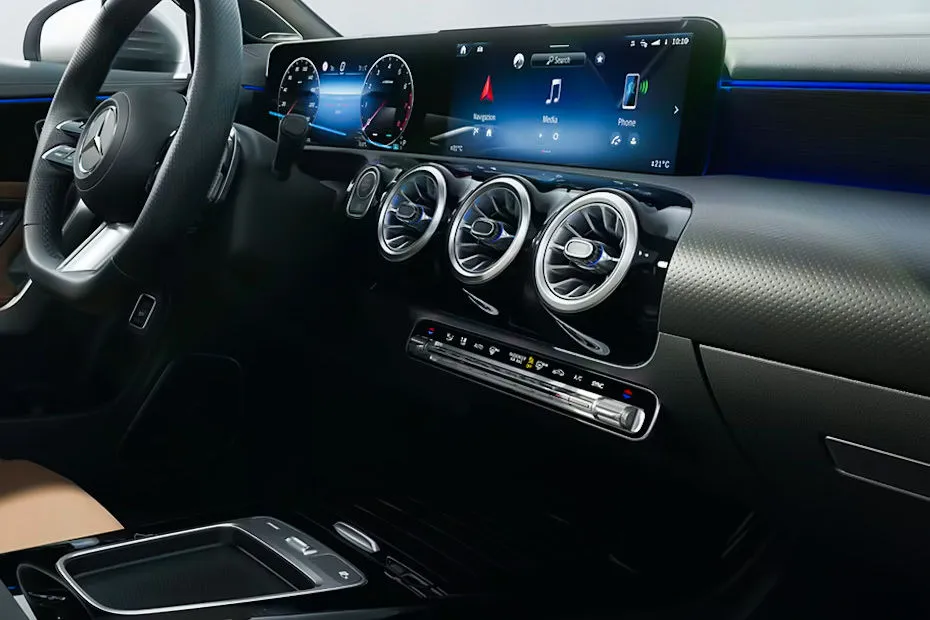 Mercedes CLA 200 — תא הנוסעים
