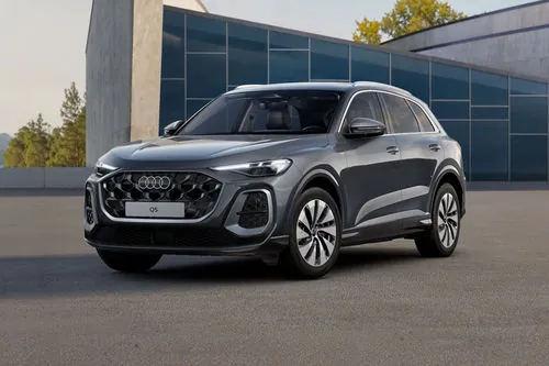 אאודי Q5 ספורטבק אפורה מול בניין זכוכית מודרני