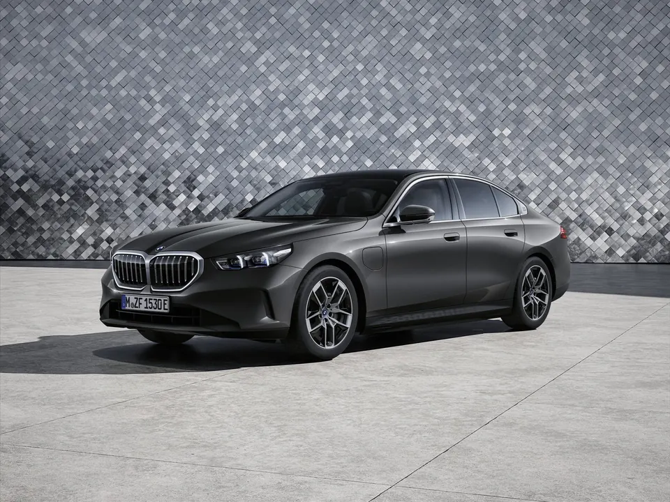 BMW סדרה 5 סדאן אפורה כהה מול קיר מעוצב